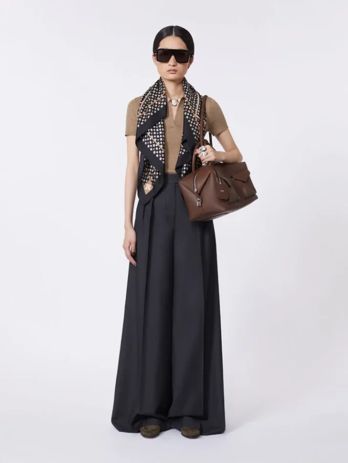 Large leather boston bag with pockets, brown Large leather boston bag with pockets, brown