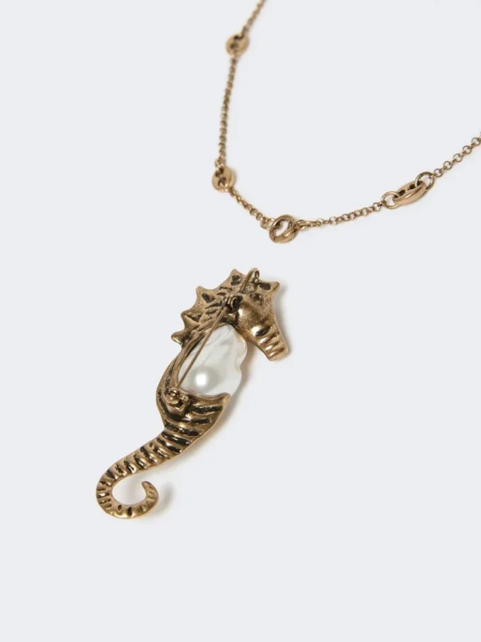 Metallic necklace with pin pendant, gold