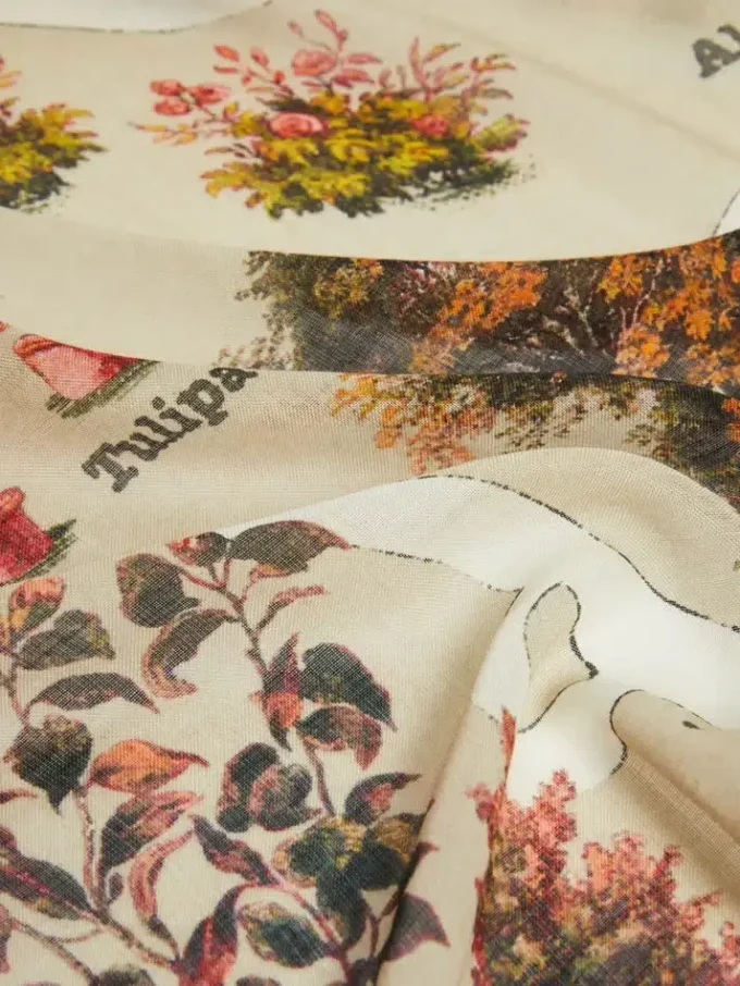 Oversized scarf in printed silk and wool, antique rose Oversized scarf in printed silk and wool, antique rose