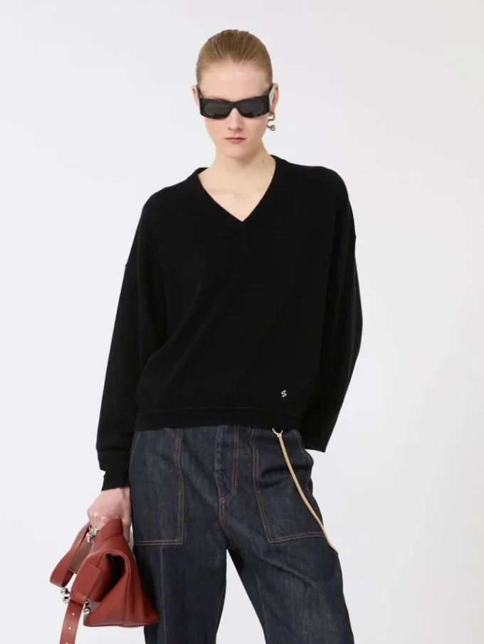 Relaxed-fit wool and cashmere sweater, black Relaxed-fit wool and cashmere sweater, black